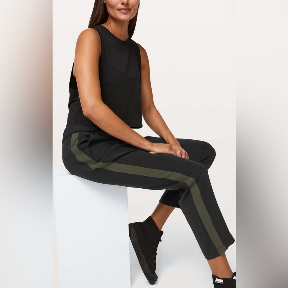 Lululemon Black w/Stripe On The Fly Pant *Track Stripe/ SIZE 6